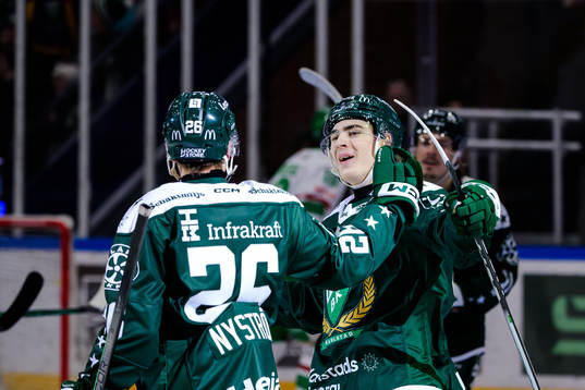 Färjestads Joel Nyström och Liam Öhgren jublar