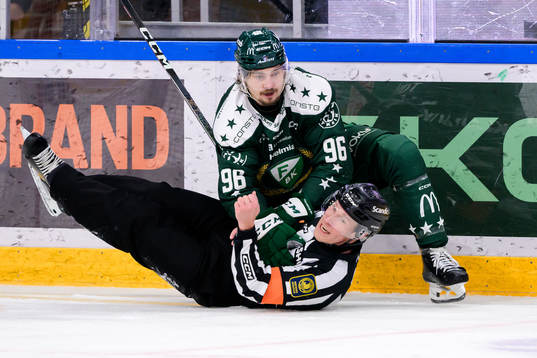 Färjestads David Tomasek och Domare Tobias Björk