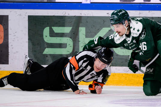 Färjestads David Tomasek och Domare Tobias Björk