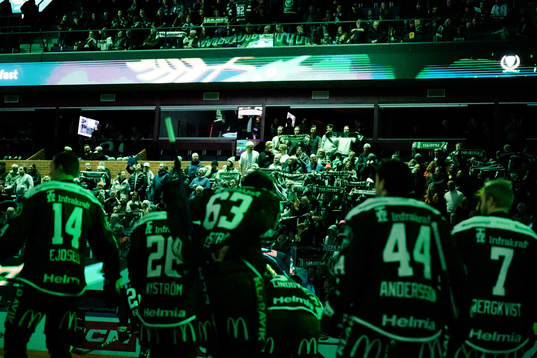 Färjestads supportrar med halsduk