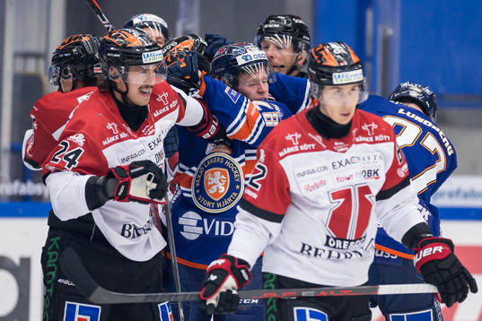 Örebros Hannes Björninen och Växjös Hugo Gustafsson i