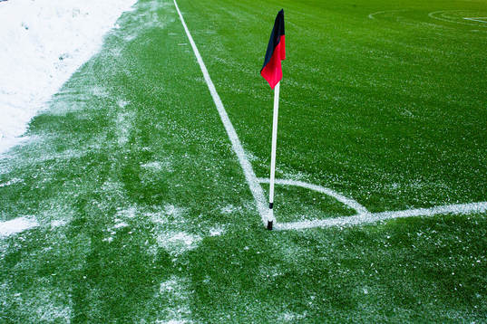 En hörnflagga och snö på Grimsta IP