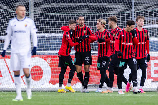 Brommapojkarnas spelare jublar med Nikola Vasic