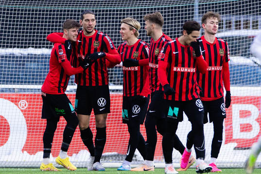 Brommapojkarnas Nikola Vasic  jublar