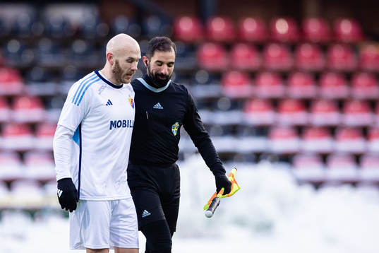 Djurgårdens Magnus Eriksson och assisterande domare Danha