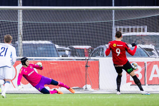Brommapojkarnas Nikola Vasic  gör 2-0 på straff bakom
