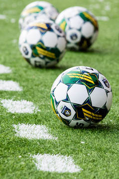 Fotbollar på konstgräs