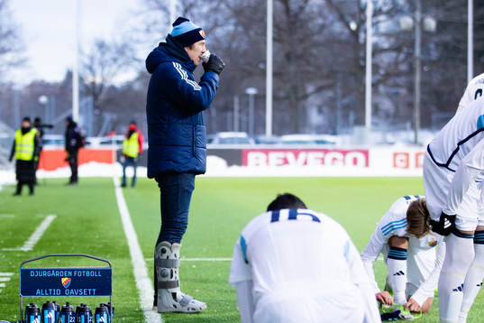 Djurgårdens tränare Thomas Lagerlöf med en fotortos