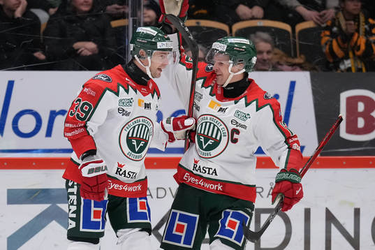 Frölundas Mikael Ruohomaa och Max Friberg jublar