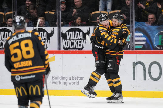 Skellefteås Andreas Johnson och Dylan Sikura jublar