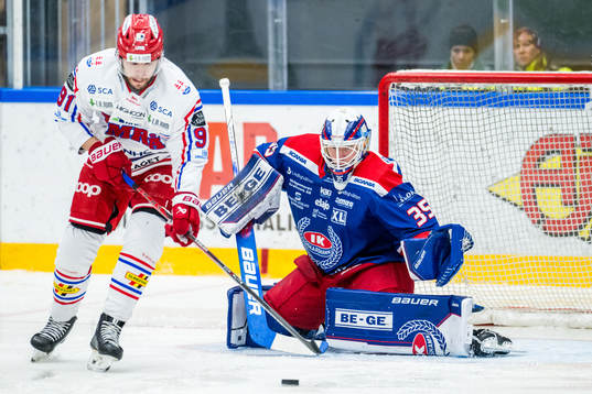 Timrås Magnus Pääjärvi och Oskarshamns målvakt Emil