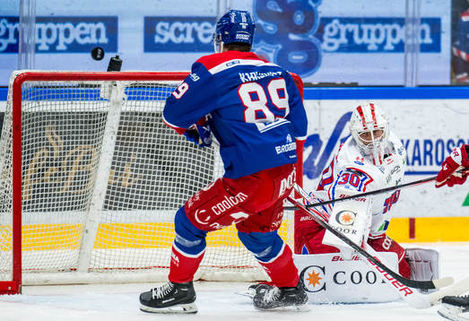 Oskarshamns Patrik Karlkvist och Timrås målvakt Jacob