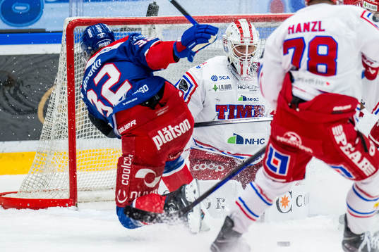 Oskarshamns Oscar Engsund och Timrås målvakt Jacob
