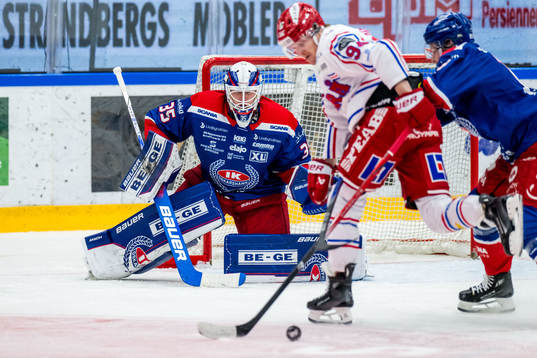 Oskarshamns målvakt Emil Kruse och Timrås Sebastian