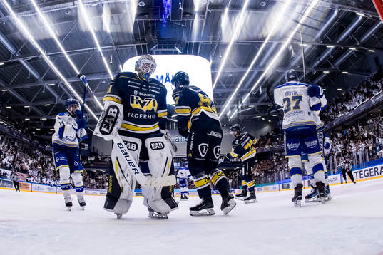 HV71s målvakt Joni Ortio deppar
