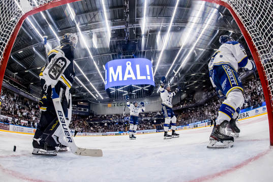 HV71s målvakt Joni Ortio deppar