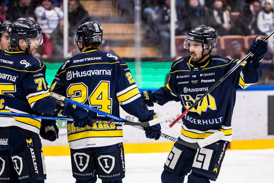 HV71s Oliwer Kaski jublar