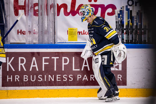 HV71s målvakt Joni Ortio deppar