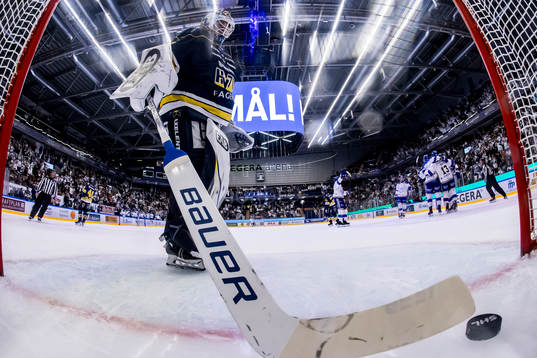HV71s målvakt Joni Ortio deppar