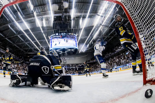 HV71s målvakt Joni Ortio och HV71s Oliwer Kaski deppar
