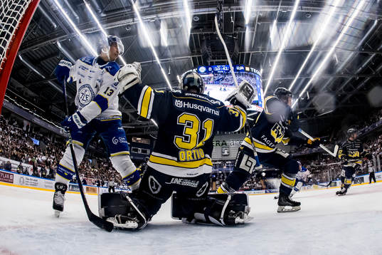 Leksands Jon Knuts och HV71s målvakt Joni Ortio