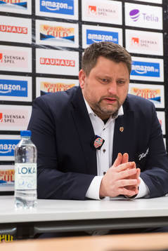 MoDos tränare Mattias Karlin på presskonferensen