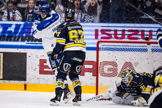 HV71s målvakt Joni Ortio deppar