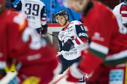 Linköpings Jonathan Myrenberg värmer upp innan