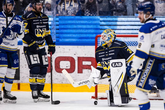 HV71s målvakt Joni Ortio deppar