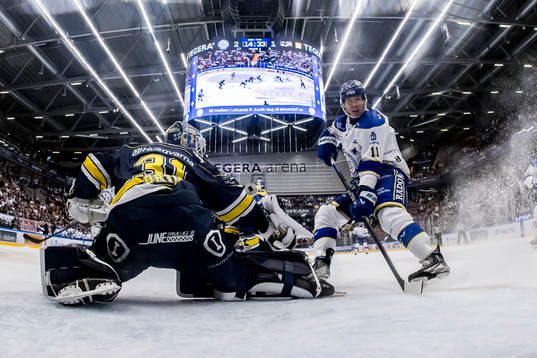 Leksands Martin Karlsson och HV71s målvakt Joni Ortio