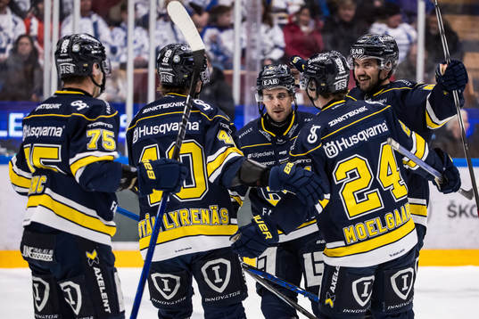 HV71s spelare jublar med Oliwer Kaski