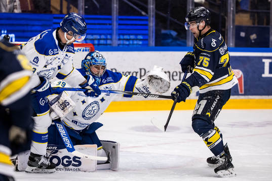 Leksands målvakt Filip Larsson och HV71s Radan Lenc