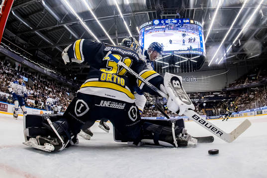 Leksands Jon Knuts gör 1-1 bakom HV71s målvakt Joni Ortio