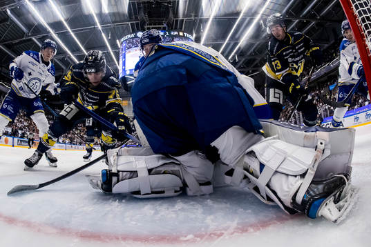 HV71s Radan Lenc och HV71s Nicholas Shore framför Leksands