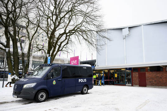 En polisbil utanför Hovet