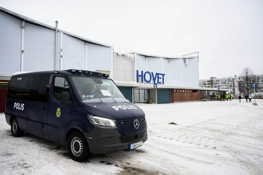 En polisbil utanför Hovet