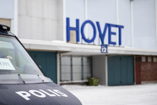 En polisbil utanför Hovet