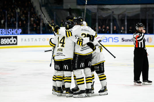 AIKs spelare jublar med Zion Nybeck