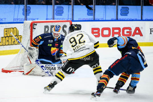 Djurgårdens målvakt Viktor Andrén mot AIKs Zion Nybeck