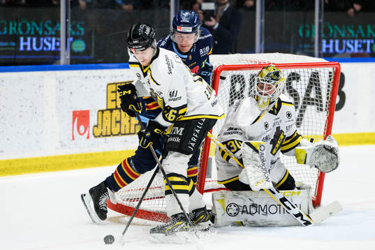 Djurgårdens Olle Liss oroar framför AIKs Ole Einar