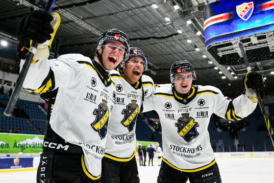 AIKs Oscar Nord och William Ignberg Nilsson jublar