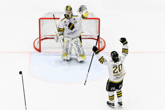 AIKs målvakt Tobias Normann och Rasmus Rudslätt jublar