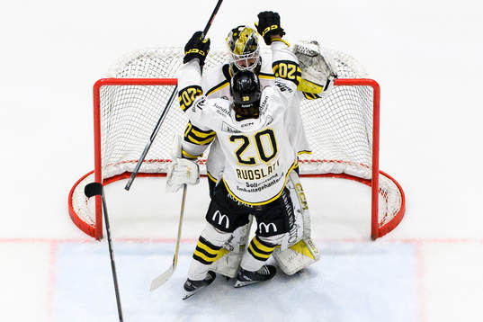 AIKs målvakt Tobias Normann och Rasmus Rudslätt jublar