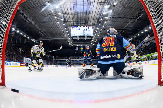 Djurgårdens målvakt Viktor Andrén släppen in 0-1 av