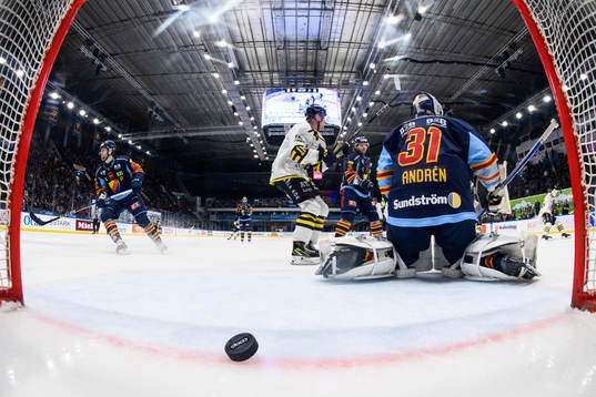 Djurgårdens målvakt Viktor Andrén släppen in 0-1 av