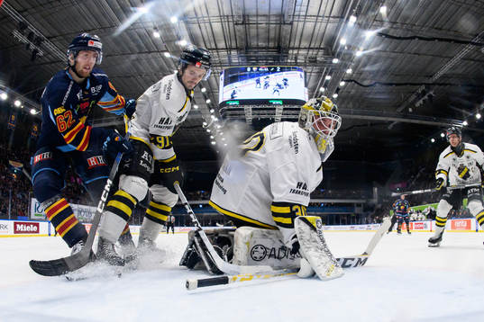 Djurgårdens Wiktor Nilsson mot AIKs Gerry Fitzgerald och