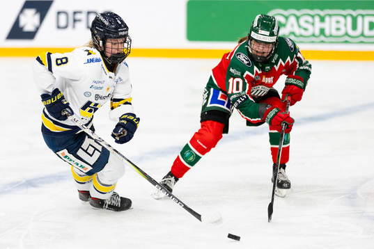 HV71s Hilda Svensson och Frölundas Emilia Vesa