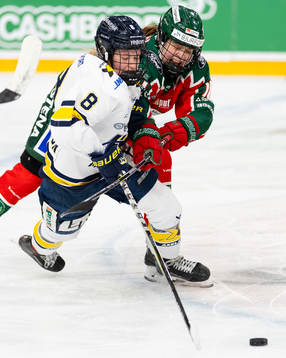 HV71s Hilda Svensson och Frölundas Emilia Vesa