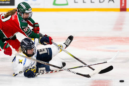 HV71s Hilda Svensson och Frölundas Emilia Vesa