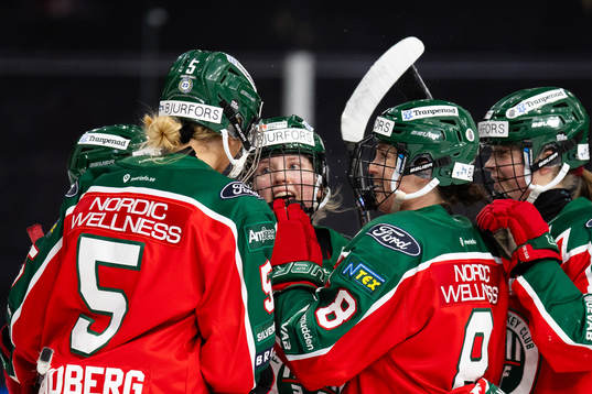 Frölundas Felizia Wikner-Zienkiewicz jublar med lagkamrater